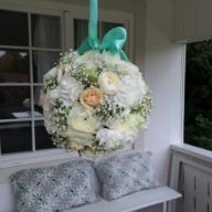 O rostliny a umění se zajímám odmalička. Floristice se jako svému největšímu koníčku věnuji posledních 17 let, od složení záučních květinářských zkoušek.
Deset let jsem pracovala v obchodní firmě. Poslouchám, jsem kreativní a spolehlivá perfekcionistka. Lákají mě výzvy a těší mě hledání efektních a rozumných řešení.
Před 3 lety jsem v Kalifornii absolvovala kurzy u světoznámého floristy Phila Rullody se zaměřením na svatební a eventovou floristiku. Neustále sleduji trendy a novinky v oboru.Připravila jsem přes 30 svateb a nespočet menších projektů (samostatné kytice, tématická výzdoba Vánoc apod.)