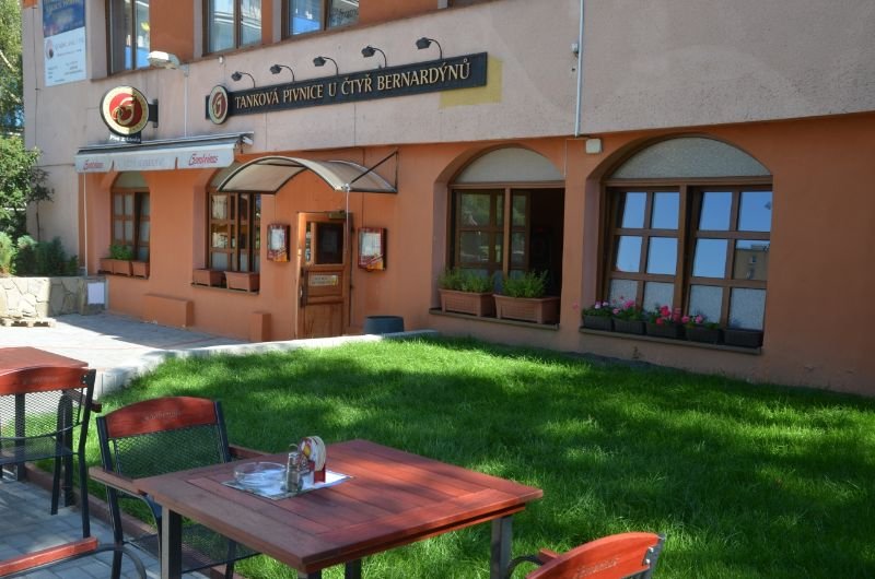 Jsme česká restaurace v Braníku s výtečnou staročeskou kuchyní a pohostinností.

Historie naší restaurace 

Původní restaurace U Čtyř Bernardýnů byla postavena v roce 1995 v Kulturním centru Novodvorská. Z důvodů celkové rekonstrukce KCN na podzim roku 2000, jsme hledali nové prostory. Našli jsme je v v tehdy zchátralé budově bývalé výrobny lahůdek v Praze 4, Novodvorská 1176. V říjnu jsme si pronajali v přízemí, jižní části budovy 320 m2 nebytových prostor a začali rekonstruovat. Po vyčerpávajících 4 měsících jsme slavnostně otevřeli 3.2.2001 , za přítomnosti zástupců dodavatelů stavby, kamarádů a dalších hostů, kteří napomohli uskutečnění stavby.

V červenci 2010 jsme restauraci zrekonstruovali, včetně výměny interiéru, oken a vzduchotechniky. Celá restaurace je ve stejném duchu jako naše nová restaurace U Tří Bernardýnů , otevřena na podzim 2009.

O restauraci

Restaurace U Čtyř Bernardýnů je rozdělena na několik částí. Při vstupu do restaurace je výčep s 28 místy k sezení.

Restaurace je vybavena moderní klimatizační technologií, kompletním satelitním ozvučením, čtyřmi velkými televizemi. Sál až pro 80 osob a sálonek až pro 35 osob jsou nekuřácký po celou otevírací dobu. Je vhodný pro svatby, promoce, uskutečnili se v něm rauty, podnikové a rodinné oslavy a snad všechny významná životní jubilea. Pro teplé dny patří posezení na nově zrekonstruované  zahrádce.

Co nabízíme

Nabízíme Vám široký výběr jídelního lístku, dětská jídla , jídla pro vegetariány, ovocné a zeleninové saláty a také jídla s sebou.

Správně ošetřené plzeňské pivo je samozřejmostí. Naše restaurace U Čtyř Bernardýnů je držitelem certifikátu za kvalitní a dobře ošetřované pivo Pilsner Urquell a Gambrinus čepované přímo z 