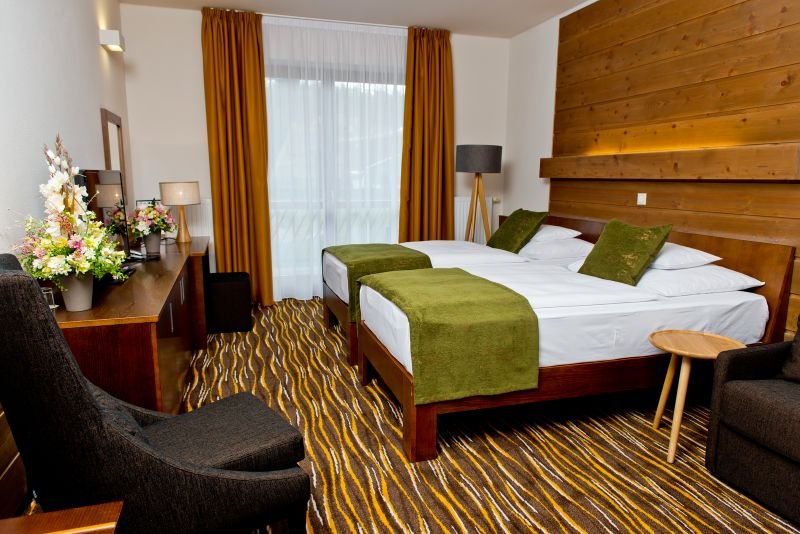 Pořádání firemních akcí
V našem hotelu najdete rozmanité prostory pro firemní akce. V areálu se nachází 5 salonků a kongresový sál, jehož kapacita je až 130 míst.
Firemní akci pro vás zajistíme na klíč. Poskytneme vám profesionální technické vybavení, zajistíme catering. Občerstvení podáváme přímo v konferenční místnosti ale třeba i na terase, což pořádanou akci příjemně oživí.
Přijet můžete na více dní i na jednodenní akce. Rádi vás ubytujeme v komfortních pokojích.
Teambuildingové aktivity
Firemní teambuilding je u nás opravdovou zábavou, kterou si váš tým nenechá ujít. Vybírat můžete z desítek zajímavých aktivit, při nichž se lidé lépe poznají a užijí si společně strávený čas. Na ročním období nezáleží, v zimě i v létě vám sestavíme program, který bude vyhovovat právě vám.
Equitana Hotel Resort si vyhrazuje právo účtovat následující stornopoplatky v případě, že dojde k významné změně rezervace.