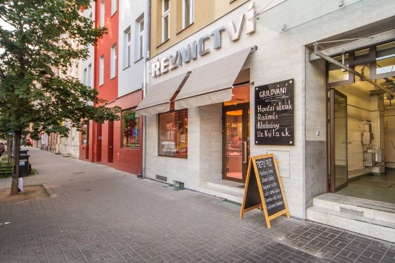 Nabízíme široký sortiment čerstvého masa a masných výrobků, uzených mas, uzenin, sýrů, lahůdek, polotovarů a pečiva. Také u nás najdete vepřové maso z naší domácí biofarmy a vyzrálá hovězí masa. Dále pro Vás denně připravujem jídla v našem teplém pultu.
Další z našich širokých služeb je například i příprava obložených mís ( uzeniny, sýry, pečená masa, zelenina ) . Tato služba je obzvlášť oblíbená našimi klienty v období vánočních svátků.Kachna mražená 59Kč/kg, Kachní prsa ČR 199Kč/kg, Domácí uzená krkovička 199Kč/kg.
Dále Vepřový texas steak a t-bon steak z domácího prasete.