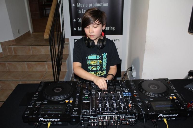 Co potřebuji k tomu, abych se mohl začít věnovat djingu?
1. TRPĚLIVOST. I když díky technologii je djing snadnější, je potřeba se obrnit trpělivostí. Stejně jako malíř nebude kreslit skvělé obrazy za měsíc, není ani možné zvládat profesionálně techniku djingu hned. Vše je to pouze o trénování.
2. POŘÍZENÍ PRVNÍHO DJ SETUPU.
Chcete si koupit nějakou konzoli? Nebo nějaký DJ setup? A je vůbec důležité mít mít něco z toho doma?
Určitě ano. Současné kontrolery nebo setupy poskytují díky svým funkcím dostatečný prostor pro rozvíjení kreativity a možnost domácího tréninku je rozhodně k nezaplacení. Dj zařízení bychom měli vybírat podle toho, k jakému účelu bude později sloužit. Chceme provozovat vlastní party? Pak se nám může hodit některá z all-in-one verzí výrobce Pioneer, např. čtyřkanálový XDJ-XZ. Chceme-li se doma připravovat na klubové hraní, pak bychom se měli rozhodnout nejlépe pro kontroler, který se co nejvíce podobá klubové technice, např. DDJ-1000. A chceme li navíc osvěžit své vystoupení nějakými Live elementy, může se nám hodit Roland DJ 808 s vlastní bankou bicích a sekvencerem.
Nabídka DJ zařízení je na současném trhu dostatečně rozmanitá, a to jak z hlediska cenového rozpětí, tak z pohledu funkcí.
Škola Musartedo nabízí DJ techniku se studentskými slevami. Kromě tréninku v prostorách školy si tak můžete některé z kontrolerů přímo u nás vyzkoušet a zároveň konzultovat s našimi instruktory, co by pro vás bylo nejvhodnější.
3. UŽ MÁM NA ČEM HRÁT, CO DÁL? Pro správný poslech se ti budou šiknout dj sluchátka (Pioneer, Technics, Aiaiai,…) a flashka na hudbu (mně se nejvíce osvědčil Sandisk). Pokud nemáš po ruce bedny od telky nebo pc s cinch výstupem, budou se ti hodit i bedny.
4. INSPIRUJ SE. Sledování videí z akcí a koukat djům pod ruce – i to může být skvělá škola, jak vstřebat další poznatky či narazit na skvělé tracky.
5. NEVZDÁVEJ SE A TRÉNUJ. Toto dosti souvisí s bodem 1. I když nejde vše dle představ, trénuj, zkoušej, experimentuj. Čím déle hraješ, tím více zvládáš techniku automaticky a samozřejmě rozvíjíš vnímaní dob a celkově hudby.
6. SLEDUJ HUDBU. Není to jen technika ale také správný výběr tracků, včetně dostatečného hudebního archivu, díky kterému lze přizpůsobit mix každé situaci a atmosféře. Nejpoužívanější hudební portál je např. Beatport či online platforma, kde je možnost hrát s internetové databáze – Beatport Link.
7. PROMUJ SE. Využij sociální sítě a navštěvuj párty – nejen pro inspiraci ale také pro navázání kontaktů. Zkus nahrát první mix bez chyb a sdílej ho přes Soundcloud či Mixcloud.
8. NEDĚLEJ TO PRO EGO ALE PRO ZÁBAVU. Pro správné rozvíjení je potřeba mít vztah k hudbě a musí mě to samozřejmě bavit. Hrát jen proto, že to dobře vypadá, není dobrá cesta.
A NEJVĚTŠÍ ŠKOLA? Hrát na velkém zvuku v klubu před lidmi 🙂
Dodatek: YouTube je plný návodů a tipů, jak správně zvládat techniku mixu. Taktéž doporučuji vyzkoušet bezplatně nejrozšířenější program pro veškeré přípravy na djing – tím je Rekordbox.
